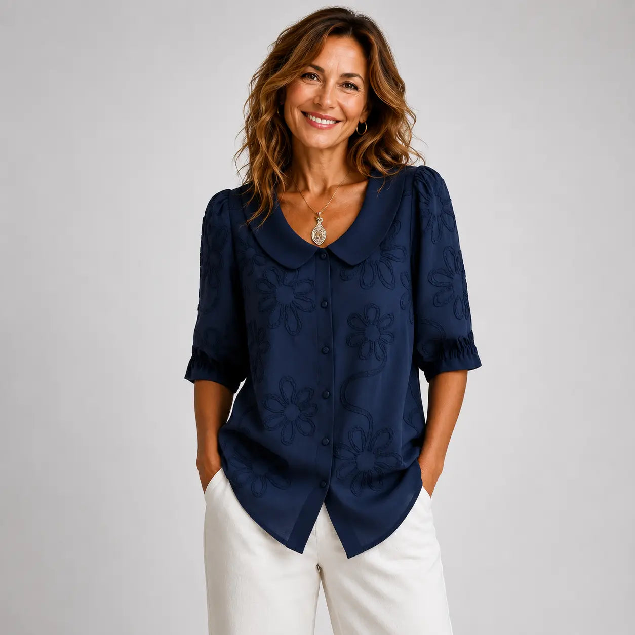 Clara - Blusa con cuello Peter Pan y bordado floral